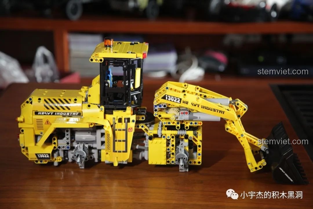 Mô hình xe xúc lật Mould King 13122 gần như hoàn thiện, chỉ còn thiếu bánh xe, khoe trọn bộ khung và tay đòn phức tạp.