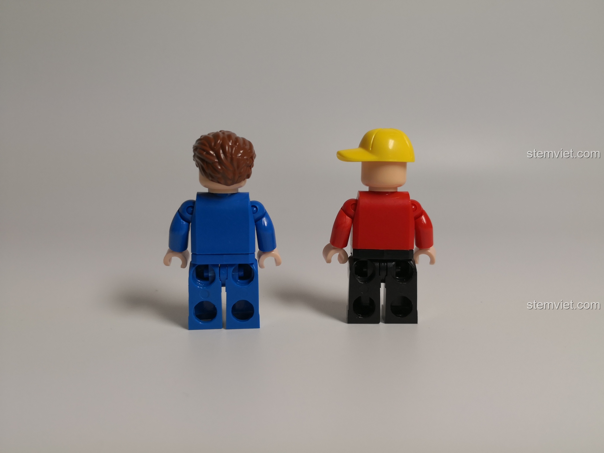 Mô hình Gara Đua xe hoàn chỉnh, với xe đua, tay đua, thợ máy và các trang thiết bị sửa chữa, lốp xe dự phòng.