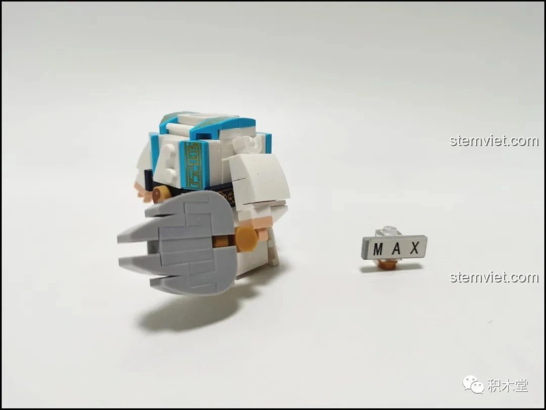 Mô hình Sluban Q-Bricks Gia Cát Lượng đã hoàn thành, với quạt lông vũ.