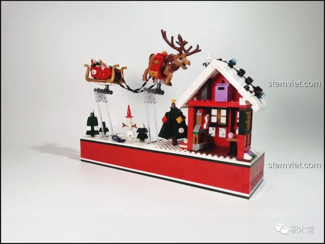 Mô hình Forange FC6003 từ góc nhìn rộng, thể hiện toàn bộ cảnh Giáng Sinh với ngôi nhà và xe trượt tuyết.