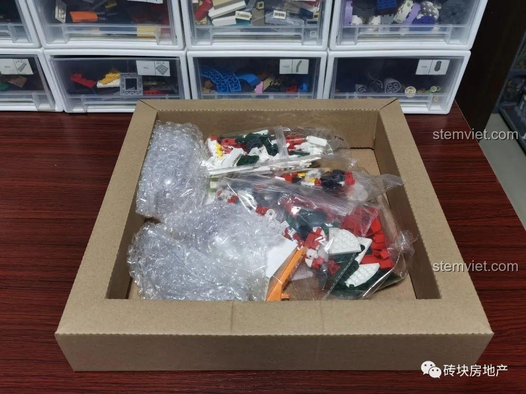 Bên trong hộp đồ chơi lắp ráp Hộp nhạc Giáng Sinh Zhe Gao QL0981, các mảnh ghép được đóng gói cẩn thận với lớp chống sốc.