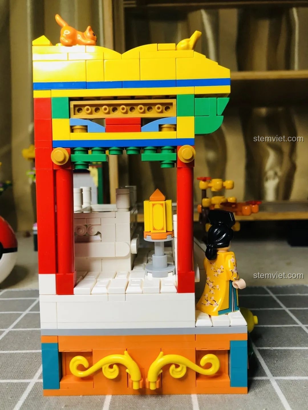 Mô hình Wekki 506004 Cảnh Thu nhìn từ góc thấp, tạo cảm giác hùng vĩ và ấn tượng.