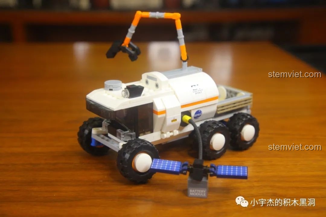 Mô hình Xe Đổ Bộ Thám Hiểm Pathfinder GUDI 10802 gần hoàn thiện với cánh tay robot và tấm pin mặt trời.