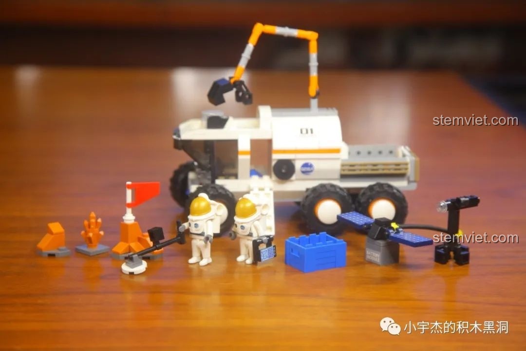 Mô hình xe GUDI 10802 và các nhân vật phi hành gia được sắp xếp trong một bối cảnh thám hiểm hành tinh.