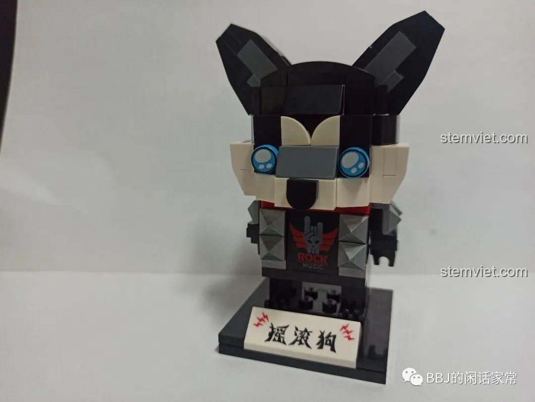 Mô hình Chú chó Husky cá tính GUDI 53002 đã hoàn thành, đứng trên đế trưng bày.