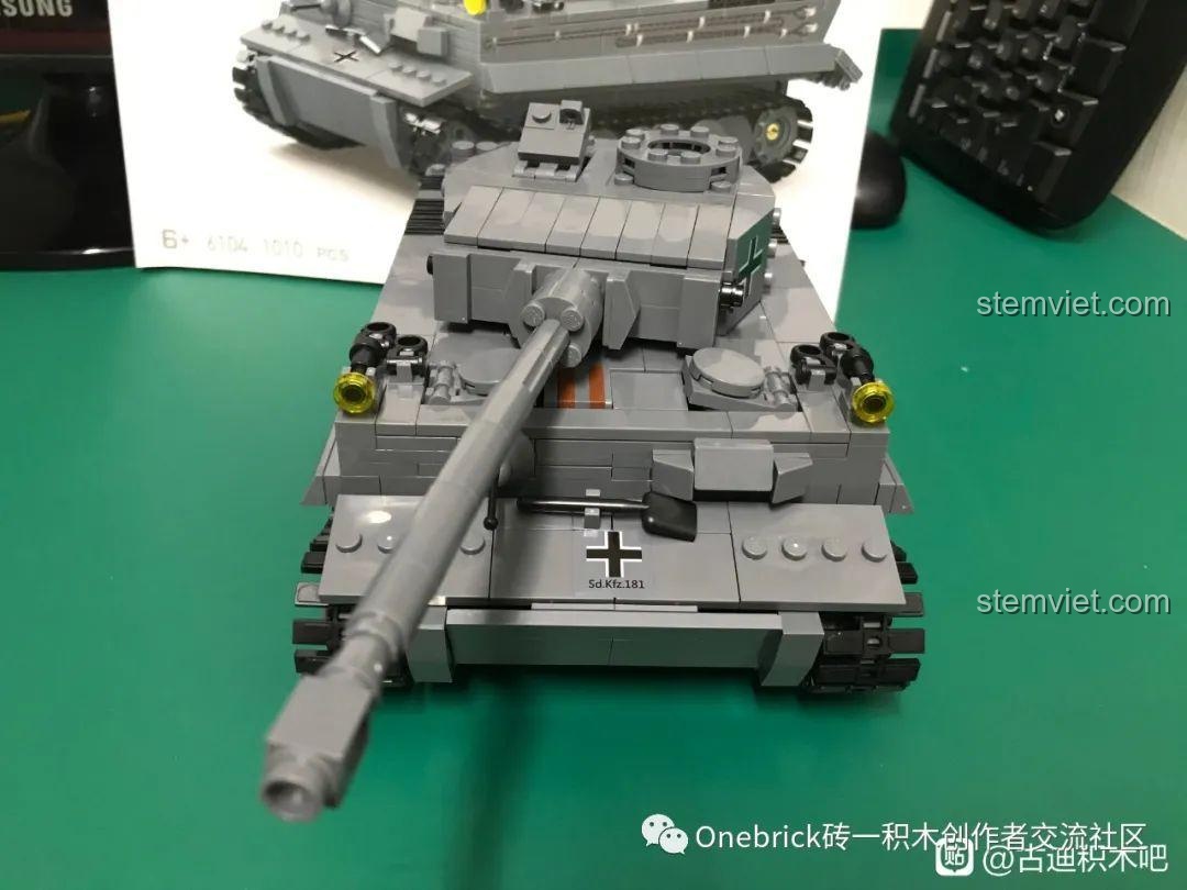 Góc nhìn bên hông của mô hình GUDI 6104 Xe tăng Tiger hoàn thiện, thể hiện tỷ lệ cân đối.