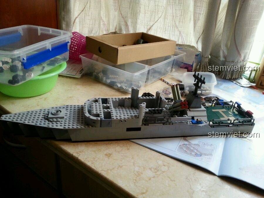 Mô hình Tàu Hộ Vệ Tên Lửa Hùng Mạnh GUDI 8026 đang dần hoàn thiện, với các chi tiết trên boong tàu được lắp ráp.