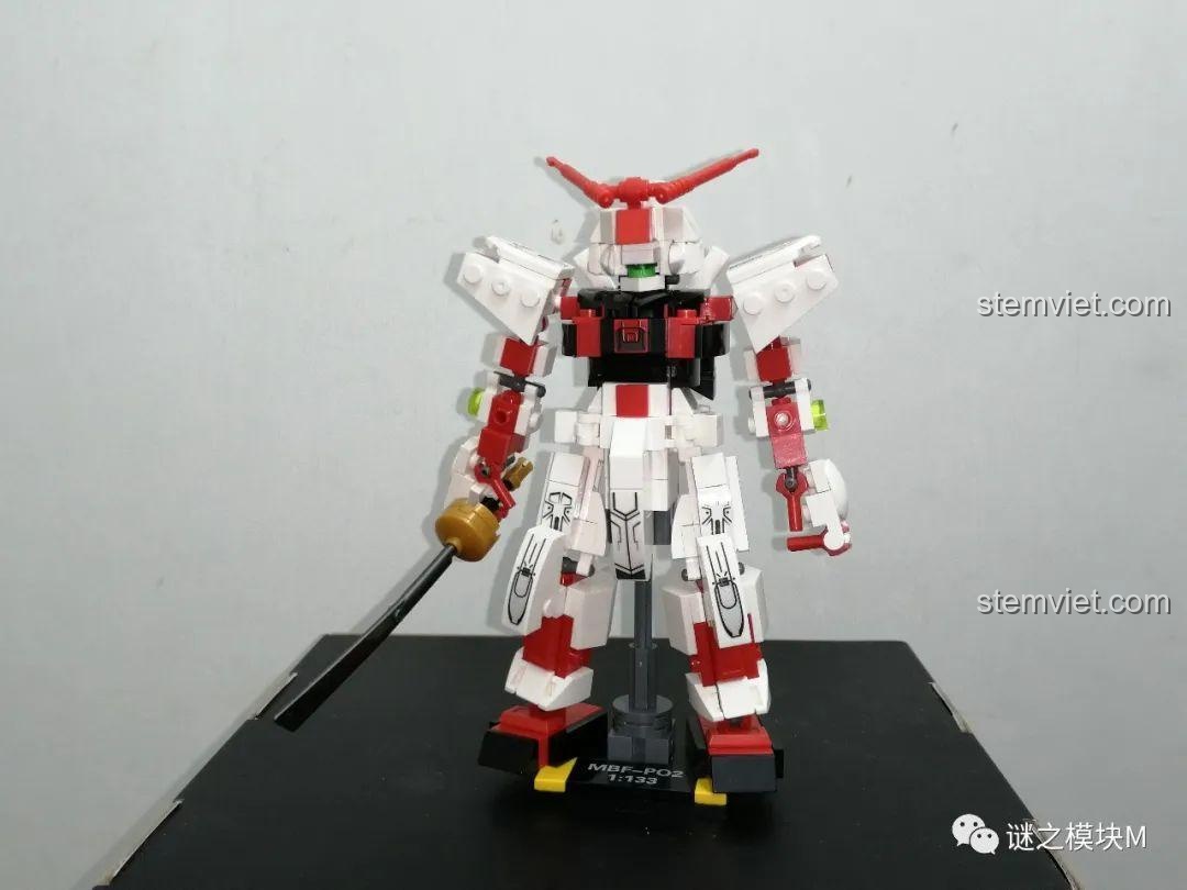 Mô hình lắp ráp Gundam Astray Red Frame hoàn chỉnh từ bộ SY6498, đứng trên đế trưng bày.