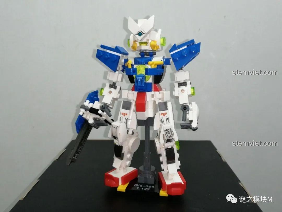 Mô hình lắp ráp Gundam Exia hoàn chỉnh từ bộ SY6498, đứng trên đế trưng bày.