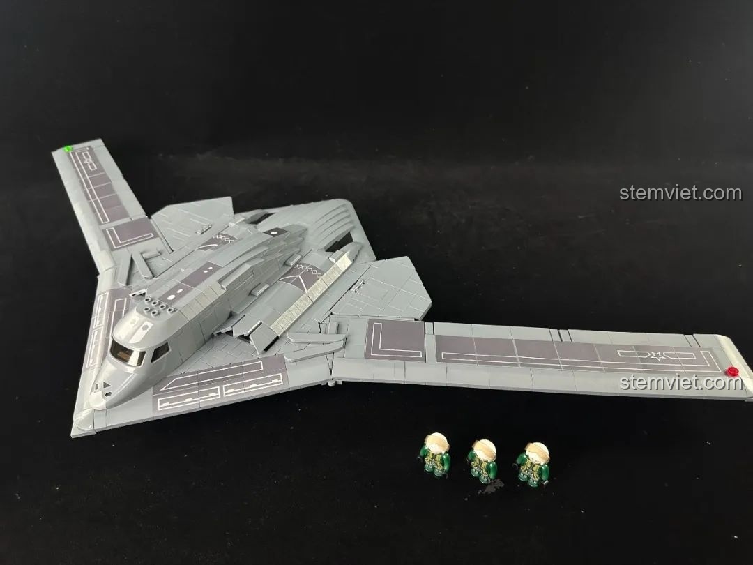 Mô hình máy bay ném bom tàng hình thế hệ mới Panlos Brick 639026 đã hoàn thiện cùng 3 minifigure phi công.