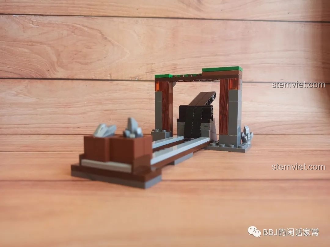 Mô hình hầm mỏ đã lắp ráp xong trong bộ QMAN 4906, với đường ray và cơ chế phóng xe, một phần của trải nghiệm.