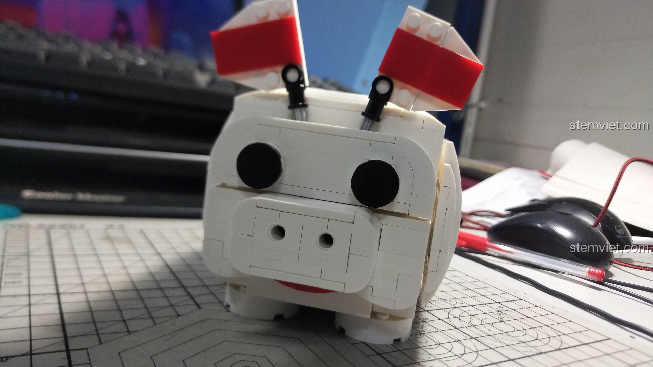 Mô hình heo đất CaDA C51036 đã hoàn thiện phần lắp ráp, chuẩn bị dán sticker.