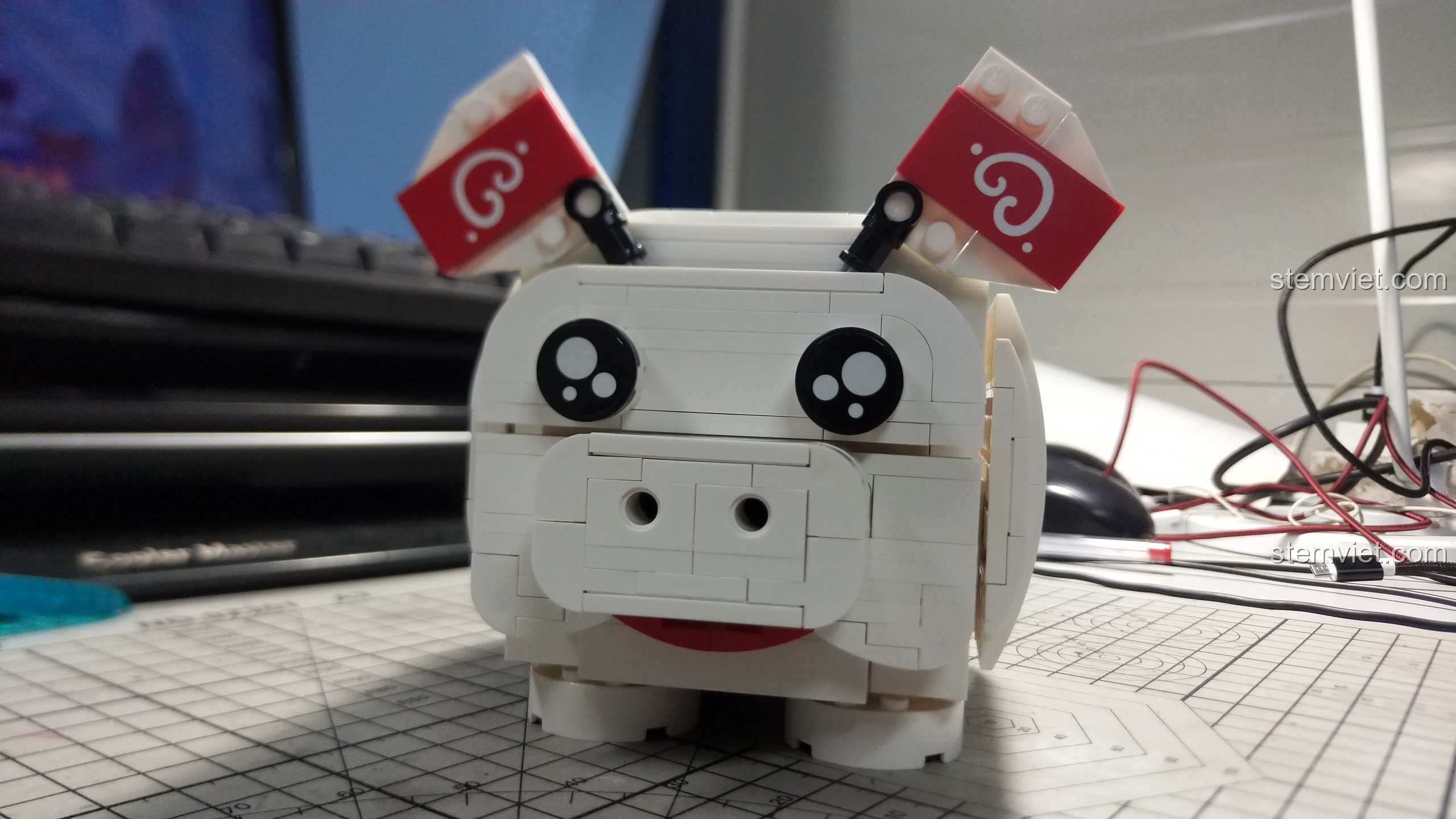 Mô hình heo đất CaDA C51036 sau khi đã được dán đầy đủ sticker trang trí.