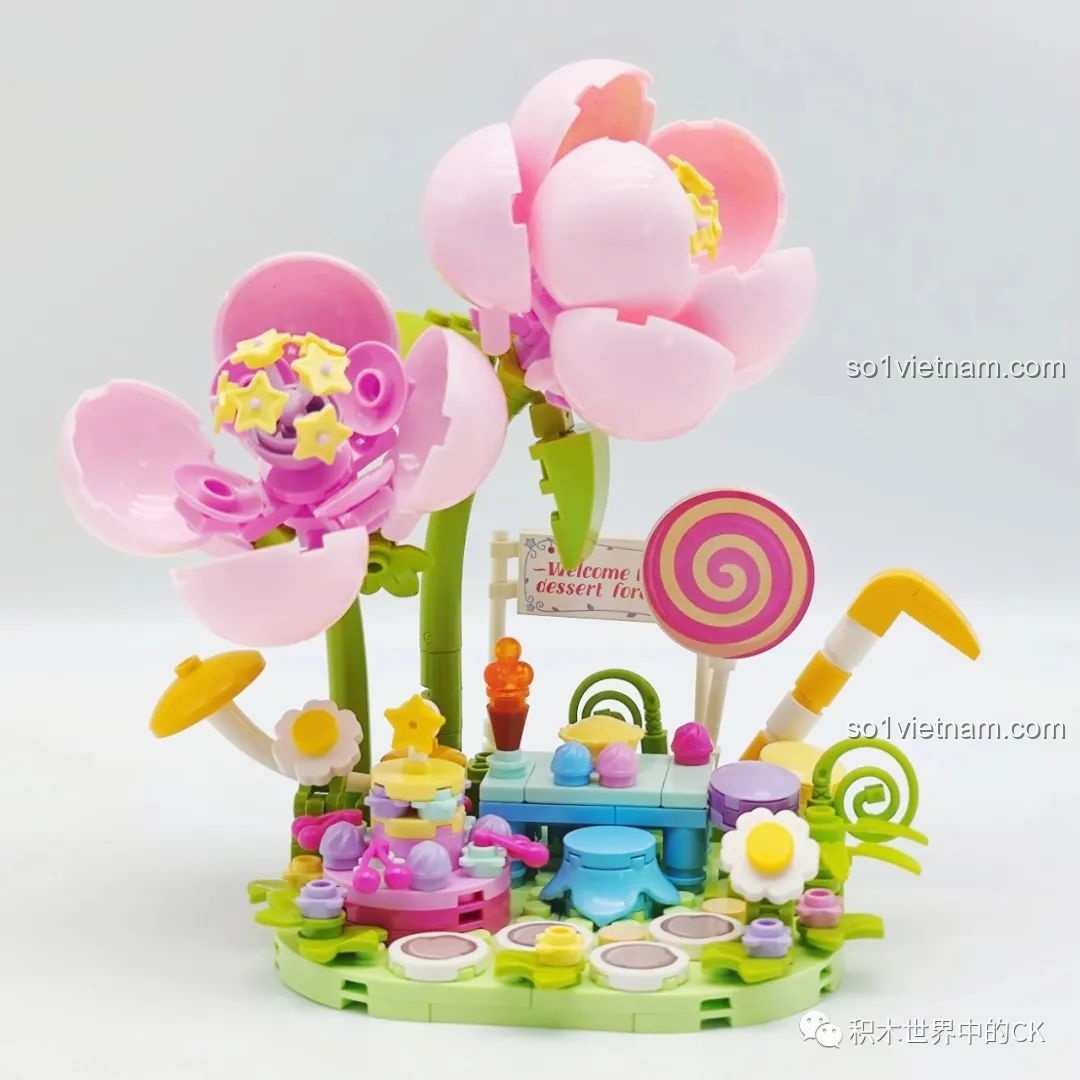 Mô hình hoa Khu Rừng Kẹo Bông Gòn đã lắp ráp xong, với bàn tiệc, kẹo mút và hoa hồng.