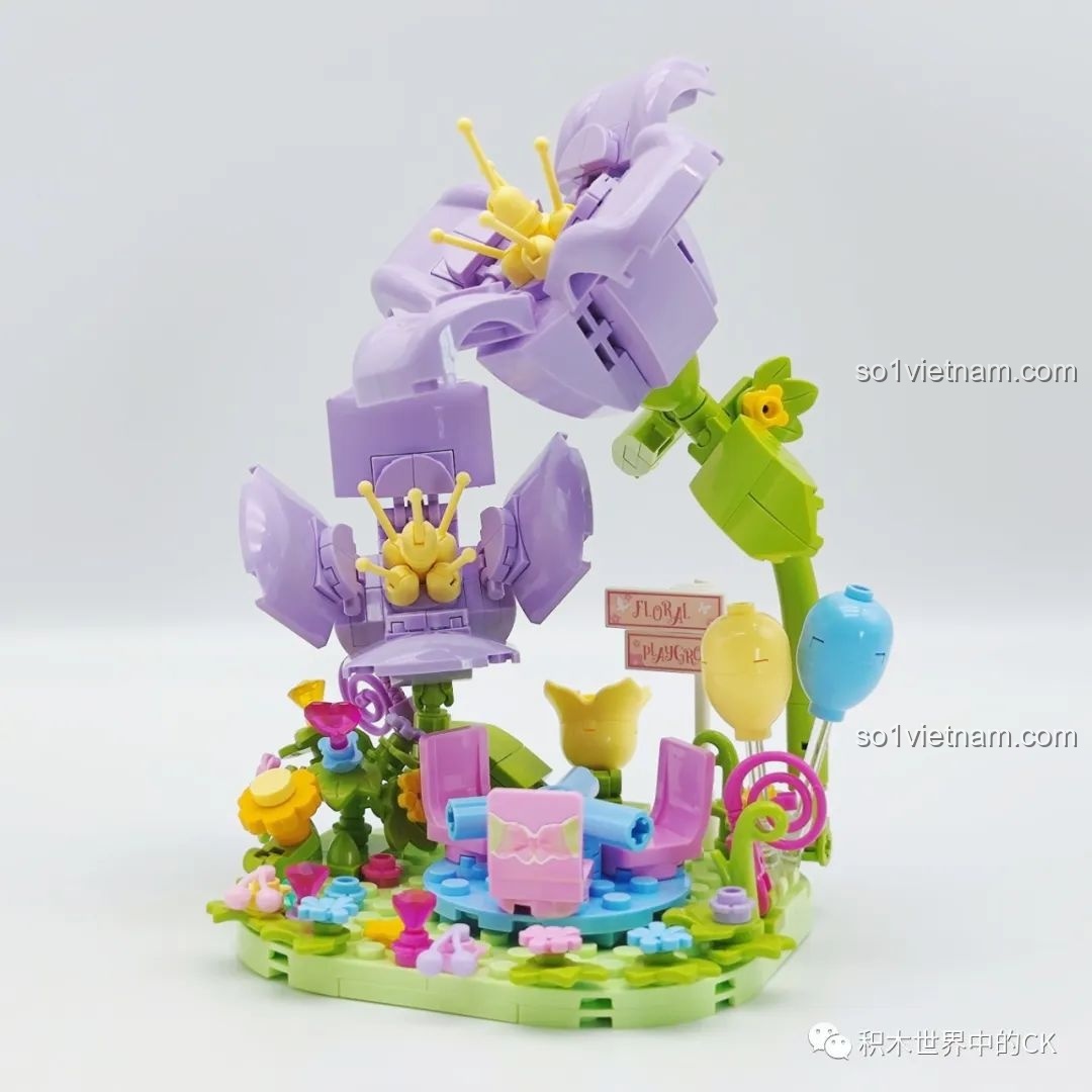 Mô hình hoa Khu Vui Chơi Đá Quý đã lắp ráp xong, với vòng quay, bóng bay và hoa tím.