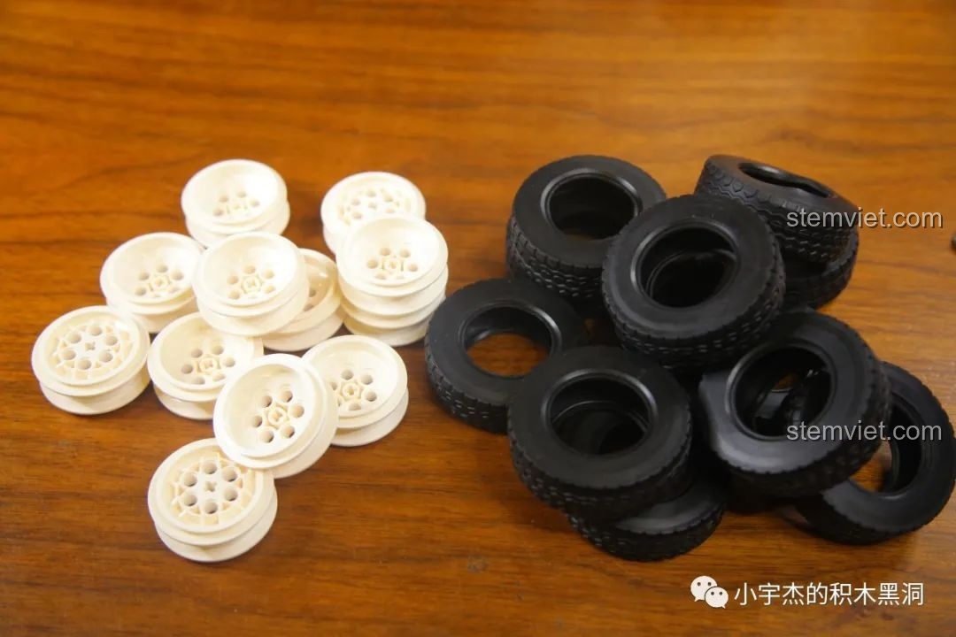 Góc nhìn 3/4 phía trước của bộ đồ chơi lắp ráp ShineYU YC-QC007, thể hiện vẻ đẹp mạnh mẽ và uy nghi của xe đầu kéo.