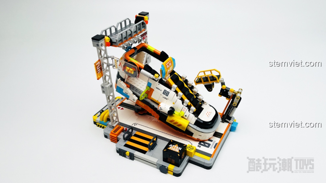 Mô hình Trạm Cơ Sở Giày Sneaker AREA-X AX0030 hoàn chỉnh sau khi đặt chiếc giày lên đế, nhìn từ góc nghiêng.