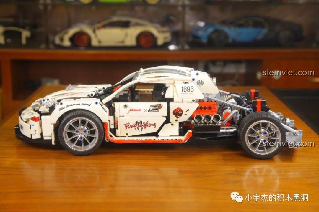 Mô hình Xe Đua Kỹ Thuật Flame Kingkong KC 010 hoàn chỉnh sau khi lắp bánh xe, nhìn từ bên hông.