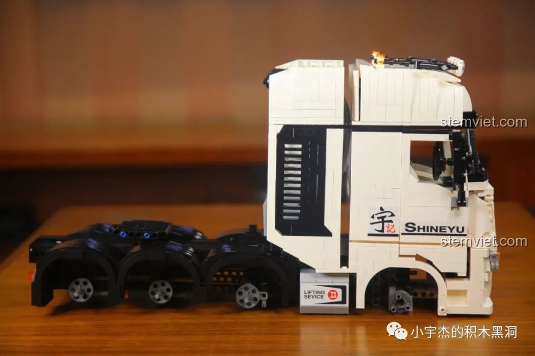 Mô hình Xe Đầu Kéo Mercedes-Benz Actros 4163 ShineYU YC-QC007 hoàn chỉnh nhìn từ bên hông, thể hiện kích thước lớn và chi tiết.