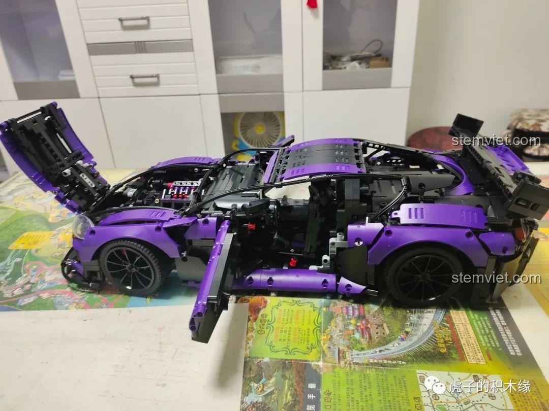 Mô hình Aston Martin Vantage GT3 KaCo Blocks C001 hoàn chỉnh với cửa và capo mở, thể hiện các tính năng tương tác của xe.