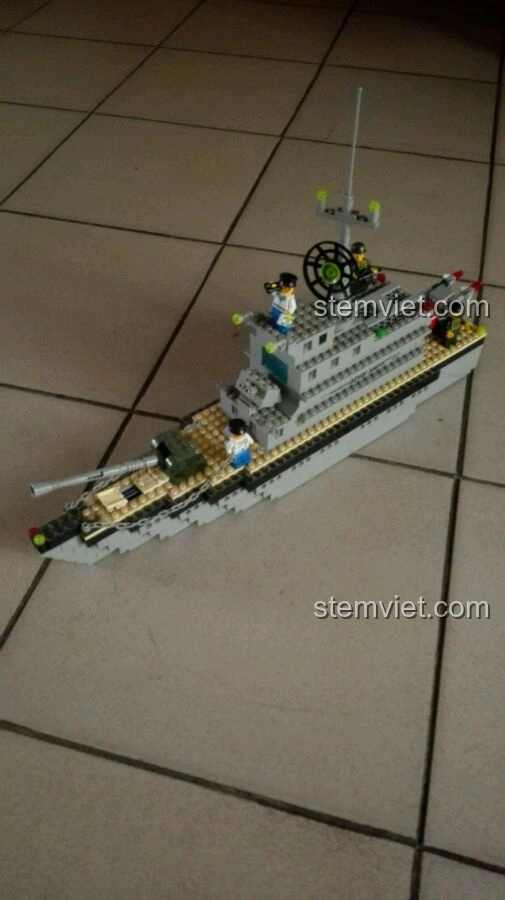 Mô hình hoàn chỉnh của bộ lắp ráp Enlighten 0280 Tàu Khu Trục Quân Sự, nhìn từ trên cao