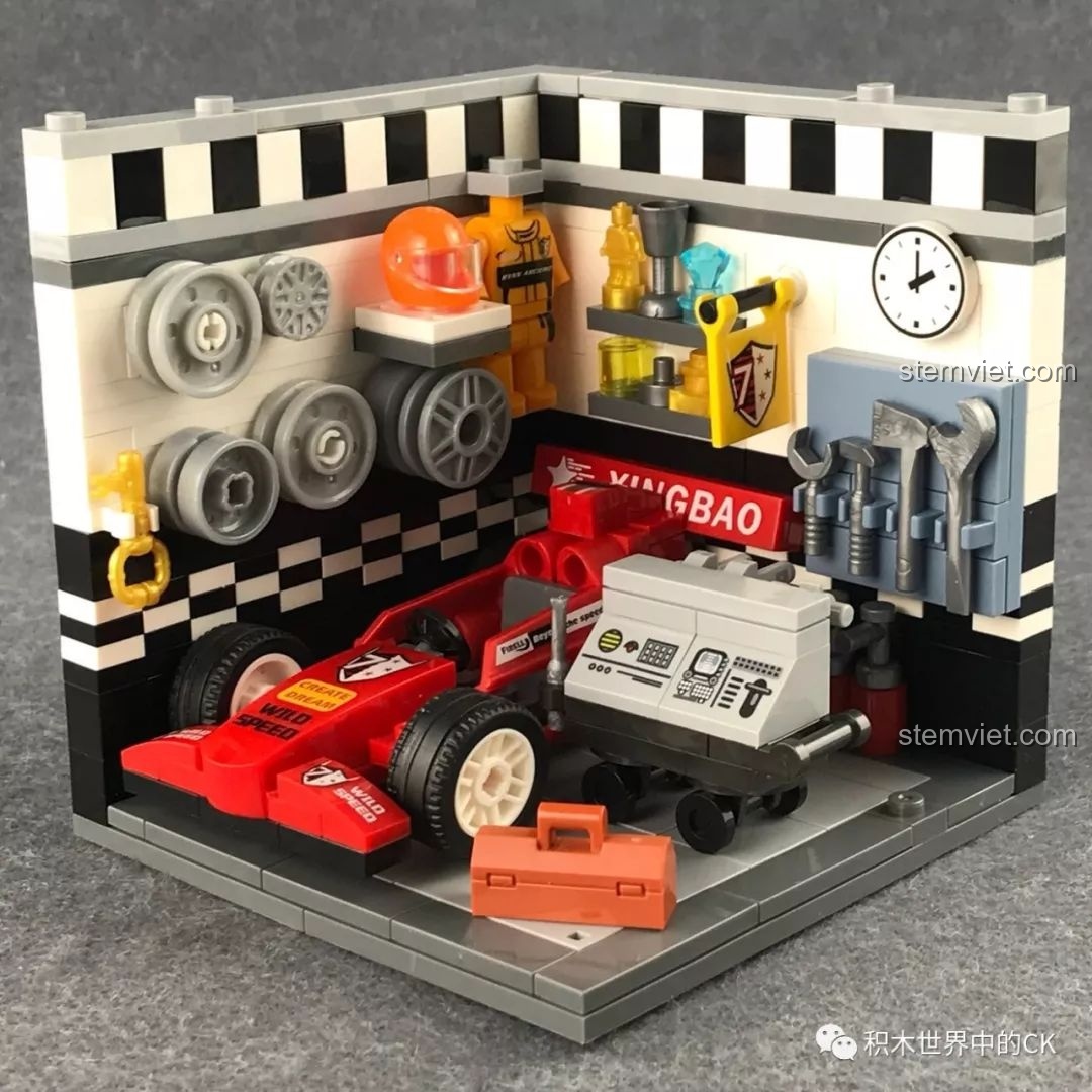 Mô hình Gara Đua xe XB-01402-F hoàn chỉnh với xe đua, dụng cụ và các chi tiết trang trí.