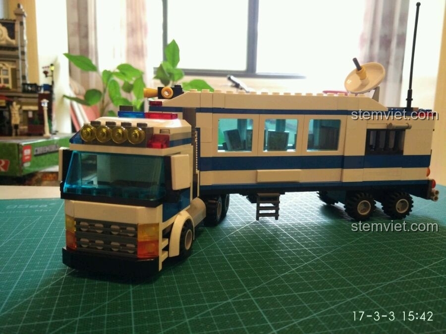 Mô hình hoàn chỉnh của bộ xếp hình Xe Cảnh Sát Di Động GUDI 9316, nhìn từ góc nghiêng, thể hiện kích thước và thiết kế tổng thể.