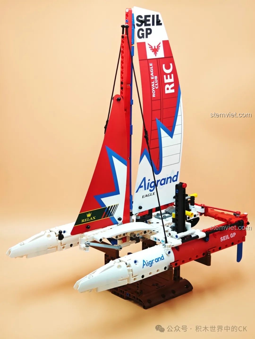 Mô hình JIESTAR 58124 Thuyền Buồm Hai Thân Cánh Ngầm F50 hoàn chỉnh nhìn từ góc chính diện, khoe trọn vẻ đẹp.