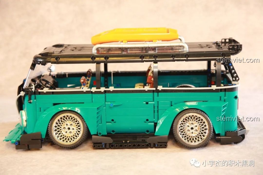 Mô hình xe Volkswagen T1 K Box 10510 đã lắp ráp hoàn chỉnh, chưa dán sticker, khoe trọn vẻ đẹp nguyên bản.