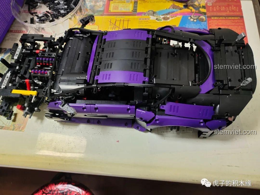 Mô hình lắp ráp Aston Martin Vantage GT3 KaCo Blocks C001 đã hoàn chỉnh, nhìn từ góc trên xuống, thể hiện toàn bộ cấu trúc xe.