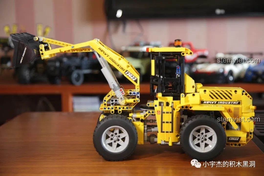 Mô hình Xe xúc lật hạng nặng Mould King 13122 đã được lắp ráp hoàn chỉnh, sẵn sàng để trưng bày và vận hành.