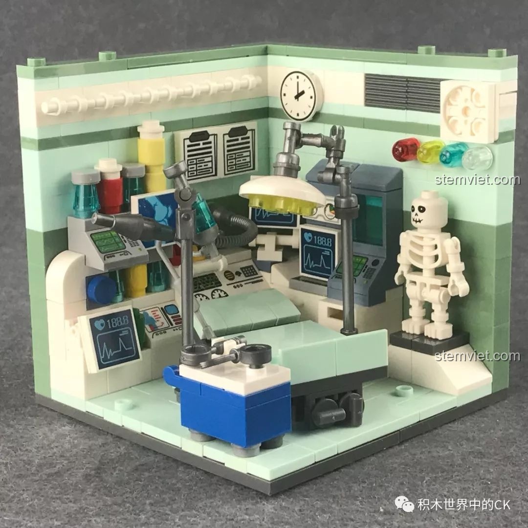 Mô hình Phòng Phẫu thuật XB-01402-D hoàn chỉnh với giường bệnh, đèn mổ và bộ xương.