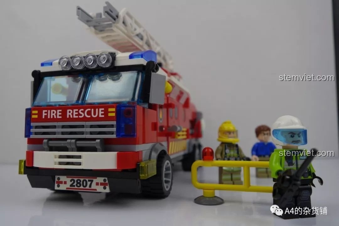 Mô hình Xe Chỉ Huy Cứu Hỏa QMAN 2807 hoàn chỉnh nhìn từ phía trước, bên cạnh là 3 nhân vật minifigures và rào chắn.