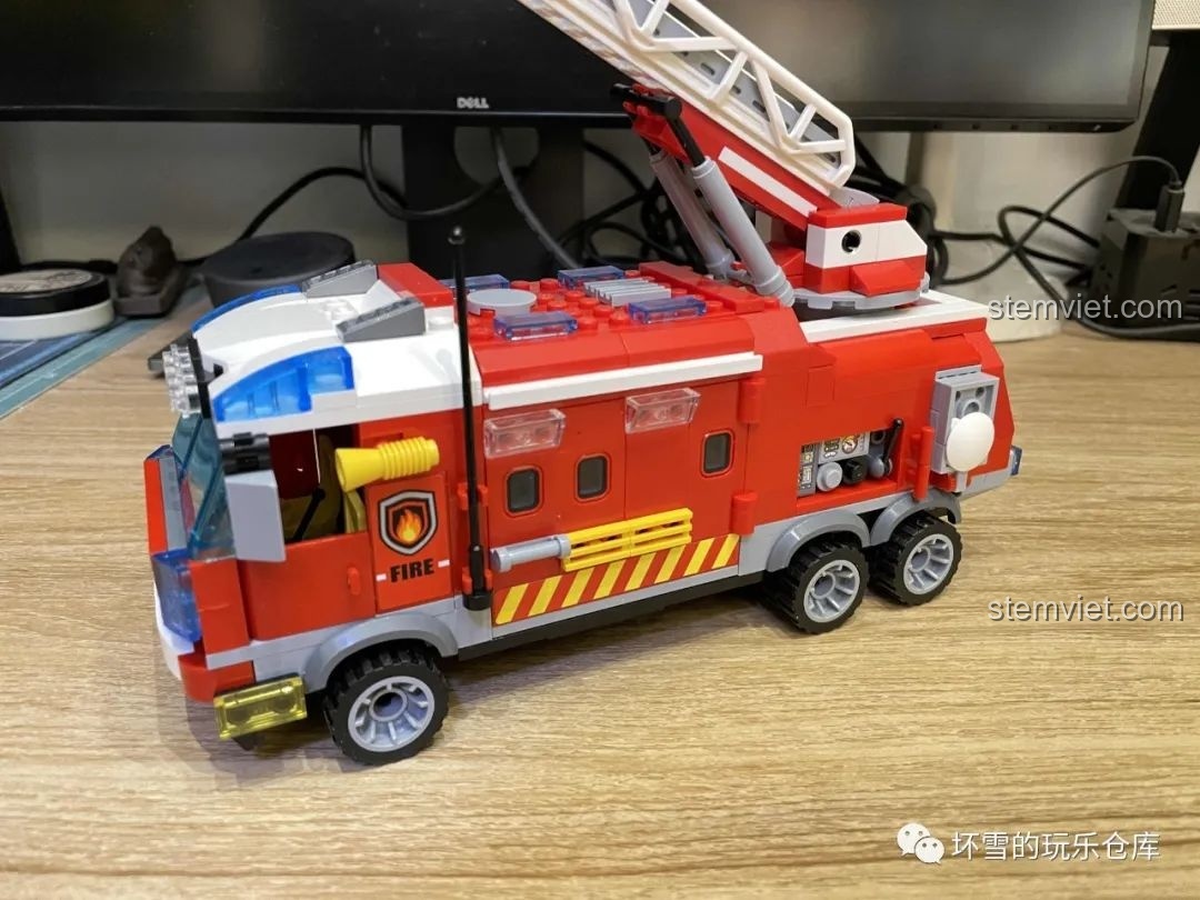 Mô hình Xe Chỉ Huy Cứu Hỏa QMAN 2807 đã được lắp ráp hoàn chỉnh, nhìn từ góc nghiêng phía trước.