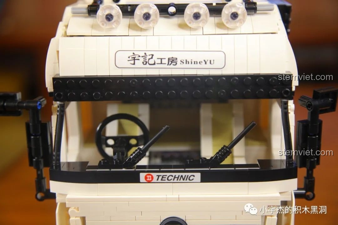 Mô hình Xe Đầu Kéo Mercedes-Benz Actros 4163 ShineYU YC-QC007 hoàn chỉnh nhìn từ phía sau, với đèn hậu và chắn bùn chi tiết.