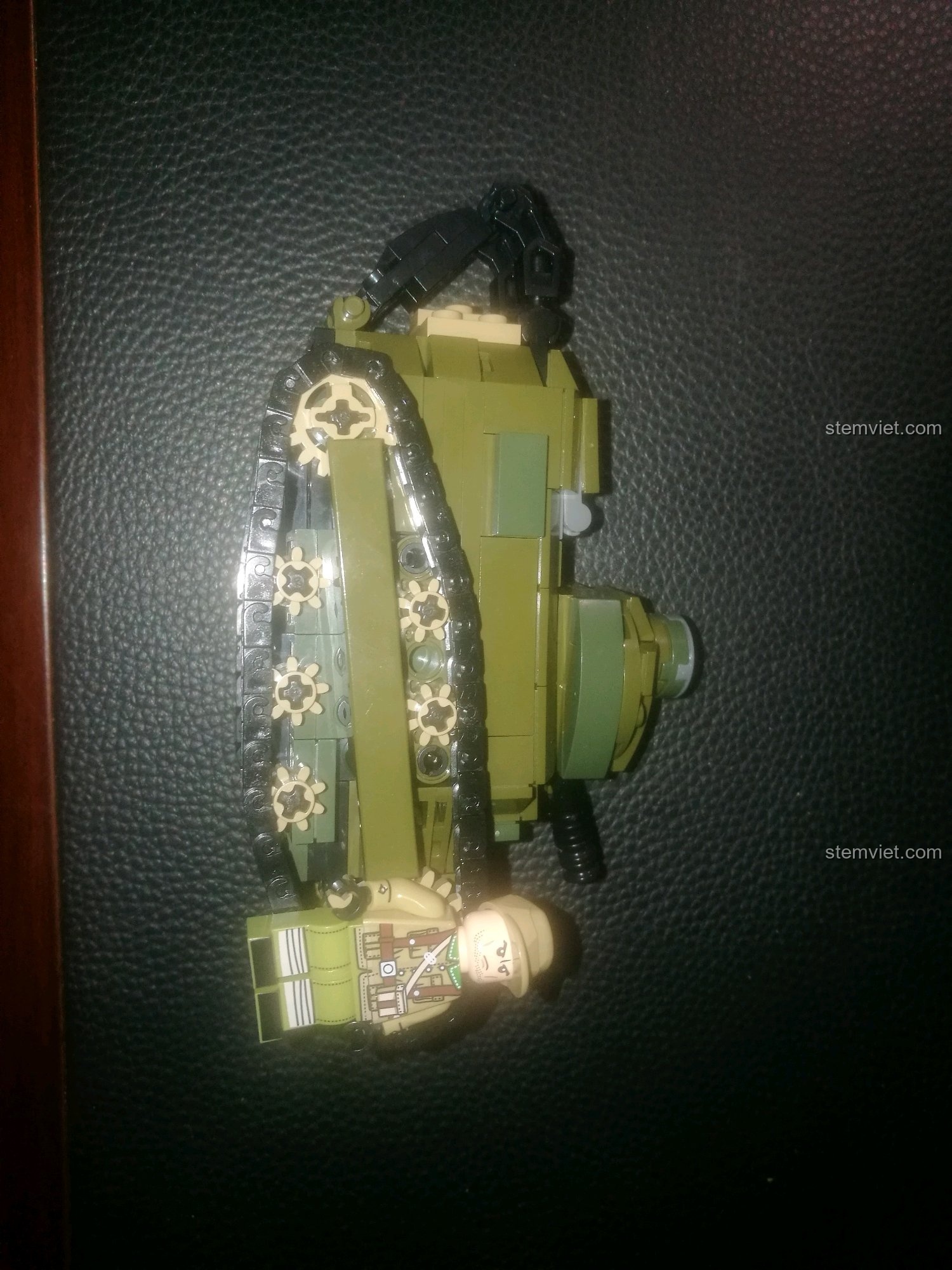 Mô hình Xe tăng Renault FT-17 101269 hoàn chỉnh đặt cạnh minifigure lính xe tăng để so sánh tỷ lệ.