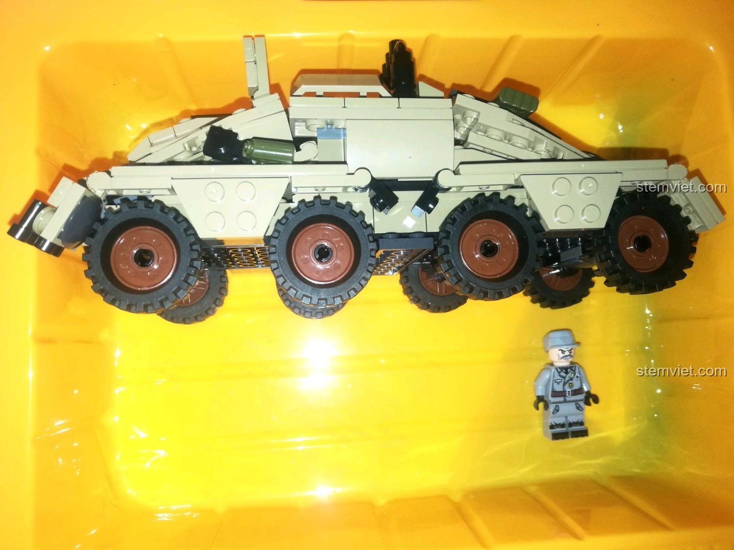 Mô hình xe bọc thép SEMBO 101341 SD.KFZ.233 hoàn chỉnh, góc nhìn ngang.