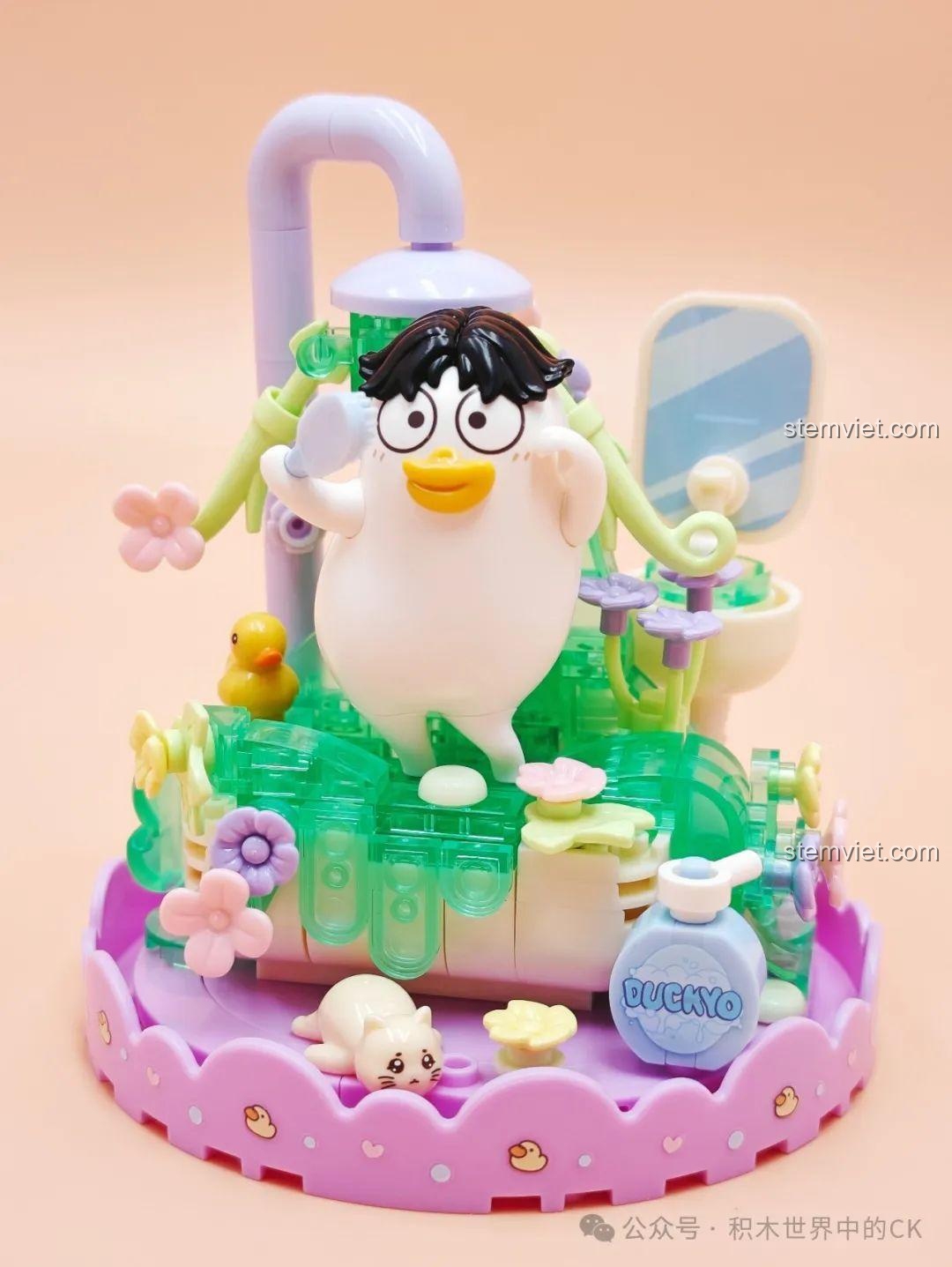 Mô hình SEMBO 612023 Tắm Hoa đã hoàn thành, với nhân vật Tiểu Lưu Vịt trong phòng tắm đầy hoa lá và chi tiết dễ thương.