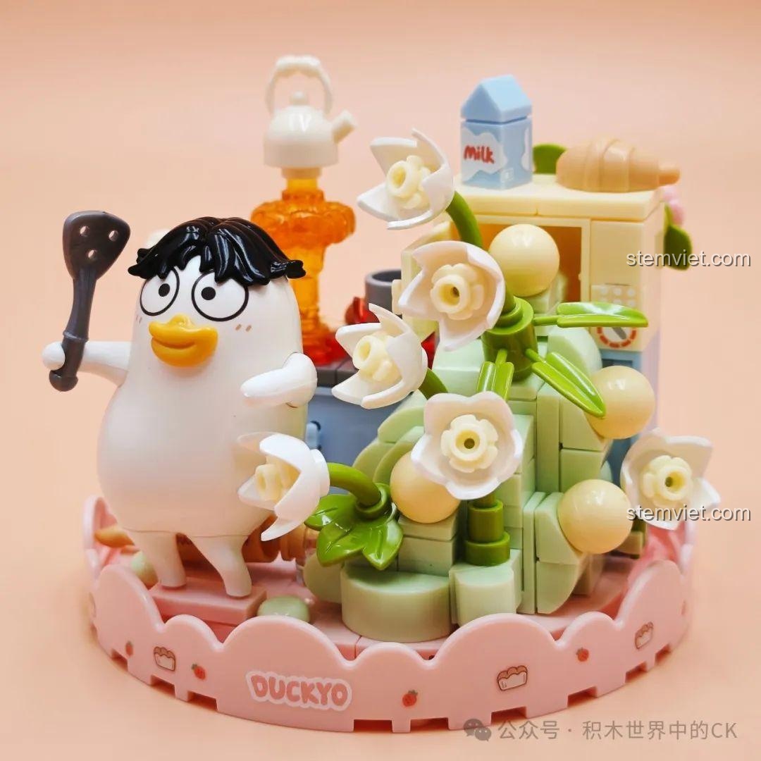 Mô hình SEMBO 612025 Bất Ngờ Nướng hoàn chỉnh, với Tiểu Lưu Vịt đầu bếp và các chi tiết nhà bếp, hoa loa kèn.