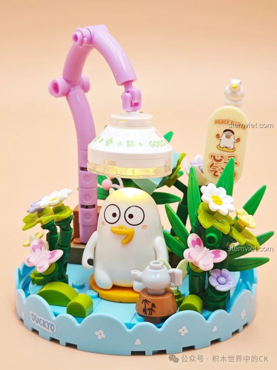 Mô hình SEMBO 612026 Đèn Hoa hoàn chỉnh, với Tiểu Lưu Vịt ngồi trong vườn hoa dưới chiếc đèn phát sáng.