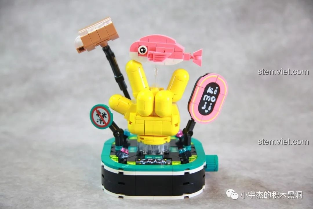 Mô hình SEMBO 613113 Phụng Chỉ Lười Biếng hoàn chỉnh, với bàn tay vàng và chú cá hồng dễ thương.