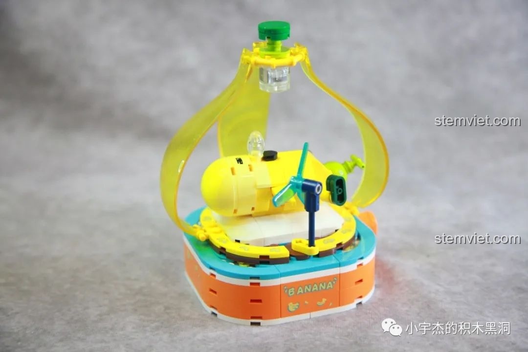 Mô hình SEMBO 613116 Chuối Ngủ Nướng hoàn chỉnh, với quả chuối đang ngủ say sưa rất đáng yêu.