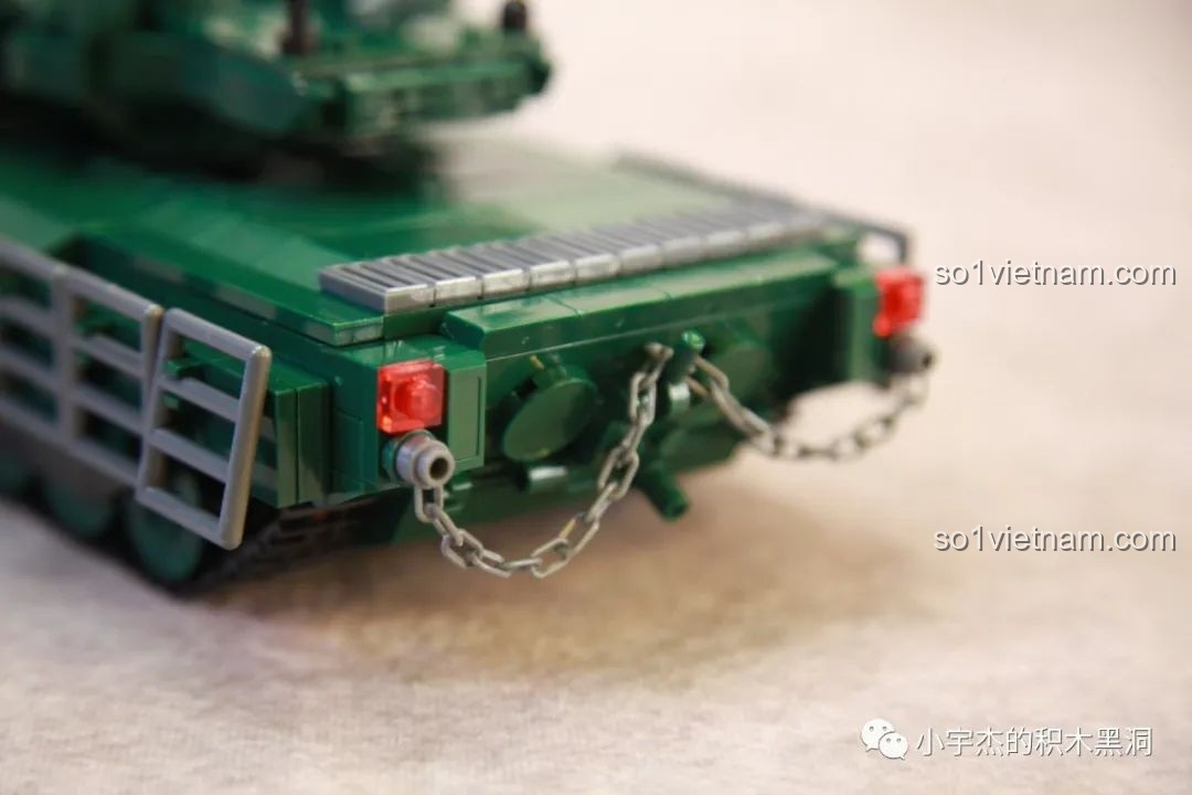 Góc nhìn chéo từ phía sau của xe tăng Sluban M38-B0850, khoe các chi tiết như giáp lồng và xích kéo.