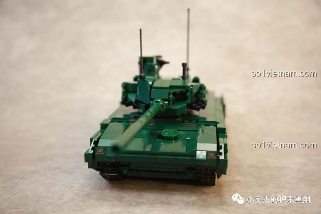 Góc nhìn chéo từ phía trước của mô hình xe tăng T-14 Armata Sluban M38-B0850, rất hầm hố và mạnh mẽ.