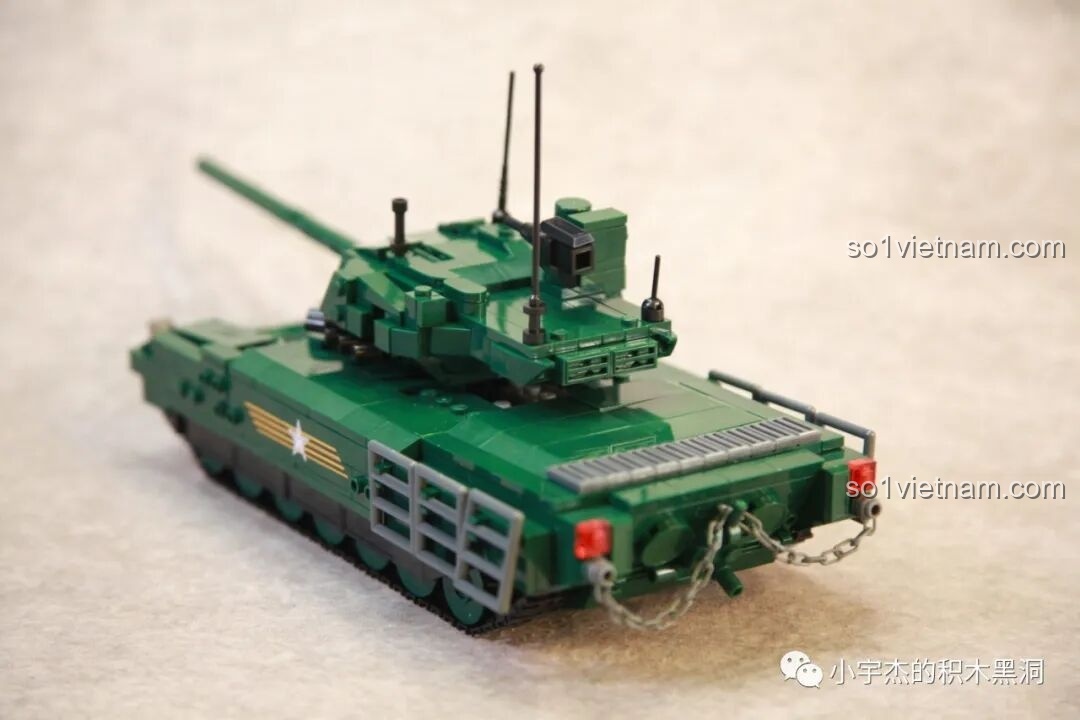 Một góc nhìn khác từ bên hông của xe tăng T-14 Armata Sluban M38-B0850 sau khi lắp ráp xong.