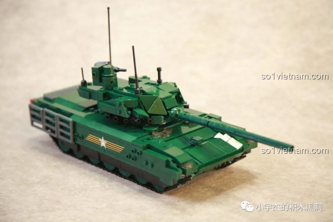 Một góc nhìn khác từ bên hông của xe tăng T-14 Armata Sluban M38-B0850, decal nổi bật trên thân xe.