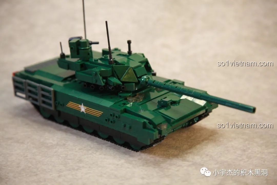 Mô hình xe tăng T-14 Armata Sluban M38-B0850 hoàn chỉnh nhìn từ bên hông, khoe trọn vẹn thiết kế.