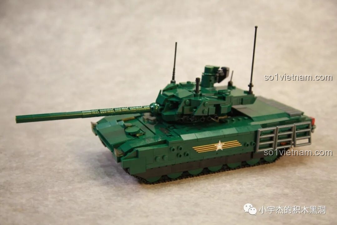 Góc nhìn thẳng từ phía trước của xe tăng Sluban M38-B0850, thể hiện sự uy lực của một cỗ máy chiến tranh.