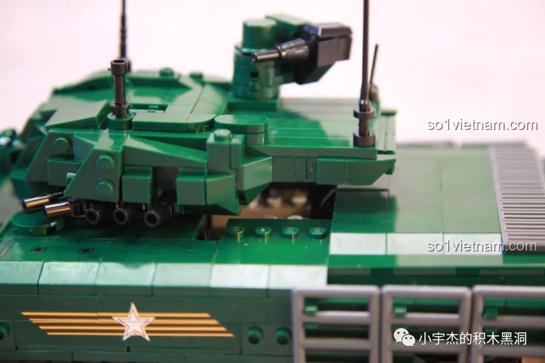 Toàn cảnh mô hình xe tăng T-14 Armata Sluban M38-B0850 nhìn từ bên cạnh, cho thấy chiều dài ấn tượng.