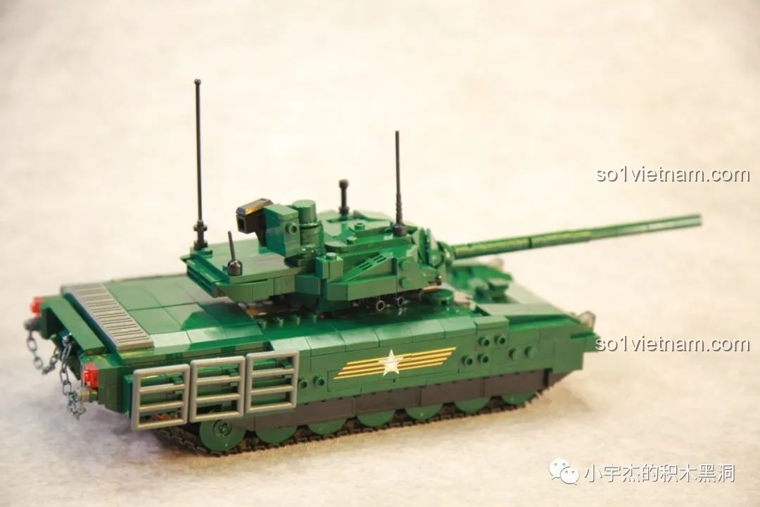 Góc nhìn thẳng từ phía sau của xe tăng Sluban M38-B0850, cho thấy sự đối xứng và chắc chắn.